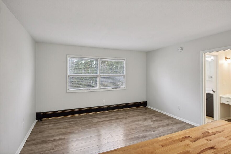 More Photos Of 2009-2017 Commerce Blvd, Mound Apartments For Sale