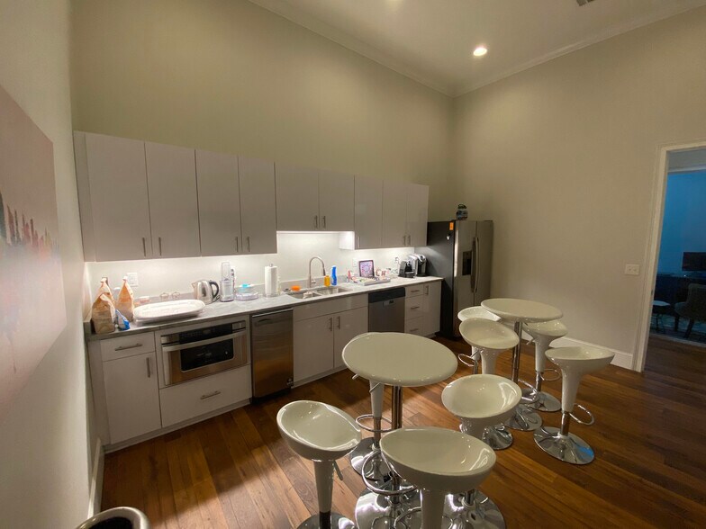 More Photos Of 2694 W Oxford Loop, Oxford Office For Lease