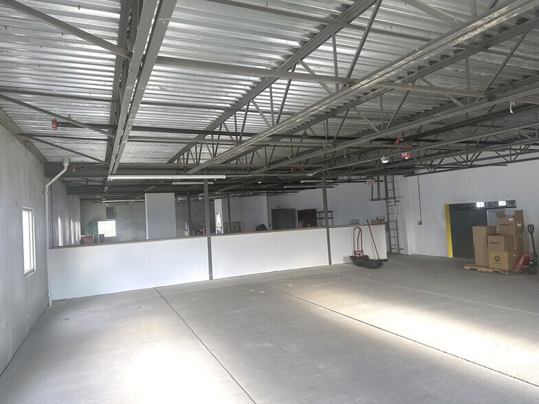 More Photos Of 750 N 17th St, St Charles Warehouse For Lease