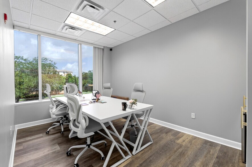 More Photos Of 6200 Metrowest Blvd, Orlando Office For Sale