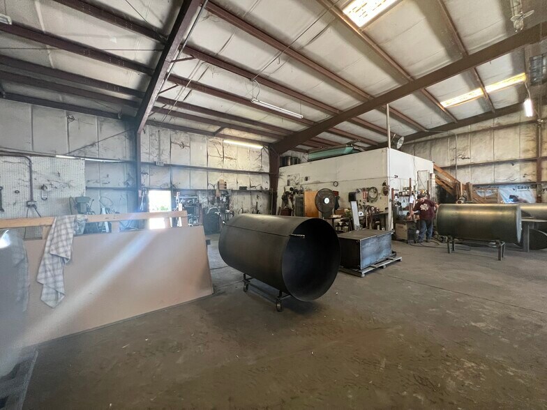 More Photos Of 250 Southridge Industrial Dr, Tavares Warehouse For Lease