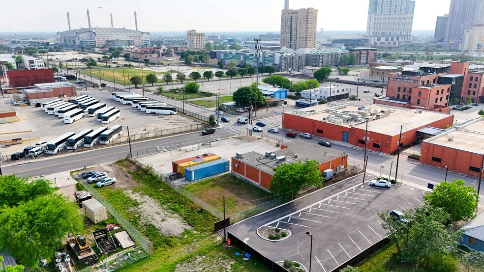 More Photos Of 1403 E Houston St, San Antonio Flex For Lease