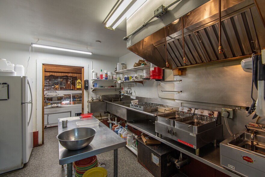 More Photos Of 142 Bay Front Loop, Winchester Bay General Retail For Sale