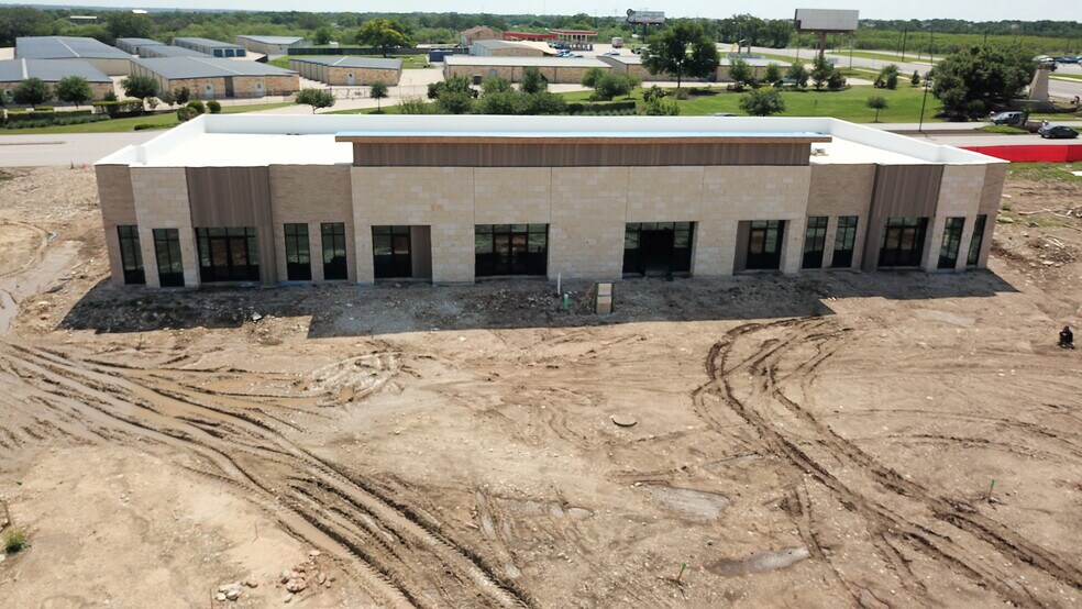 More Photos Of 2021 Kauffman Loop, Georgetown Storefront Retail Office For Lease