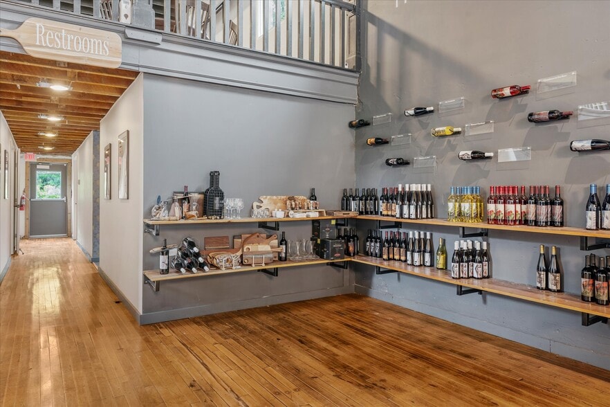 More Photos Of 415 S Thompson Ave, Excelsior Springs Bar For Sale