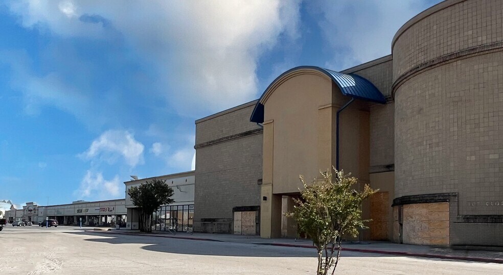 More Photos Of 251 W Greens Rd, Houston Department Store For Lease