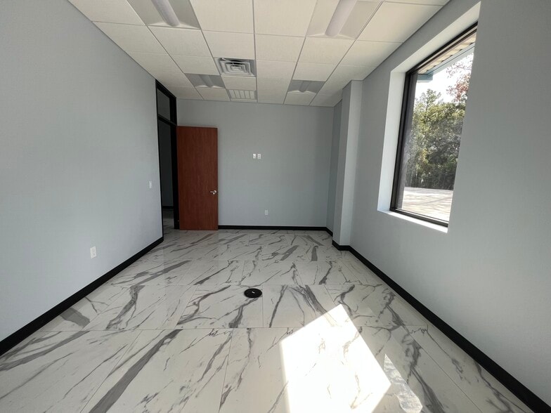 More Photos Of 18630 Intercontinental Crossing Dr, Houston Warehouse For Lease