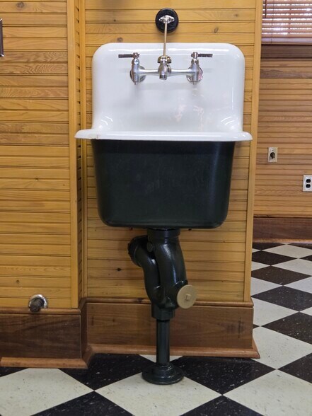 More Photos Of 815-817 Rosedale Dr, New Orleans Office For Sale