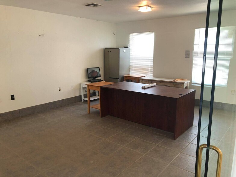 More Photos Of 12440 US Hwy 181 S, San Antonio Flex For Sale