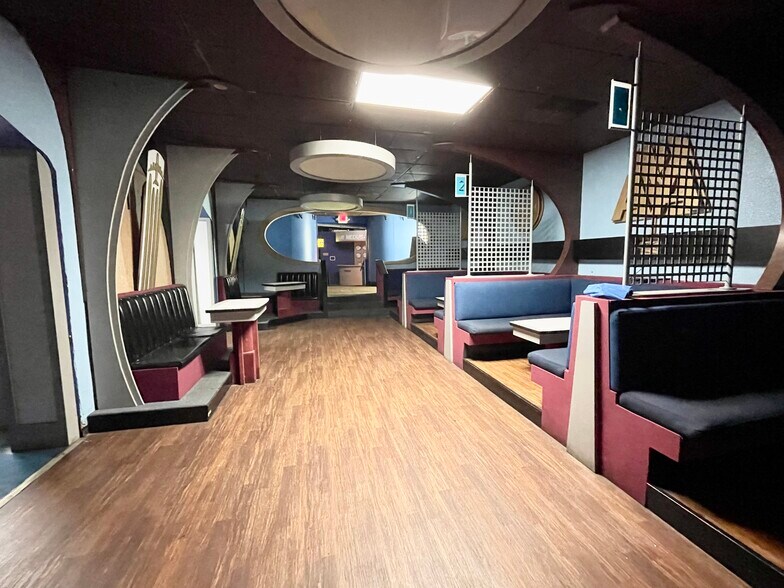 More Photos Of 209-211 E Chicago St, Elgin Bar For Sale