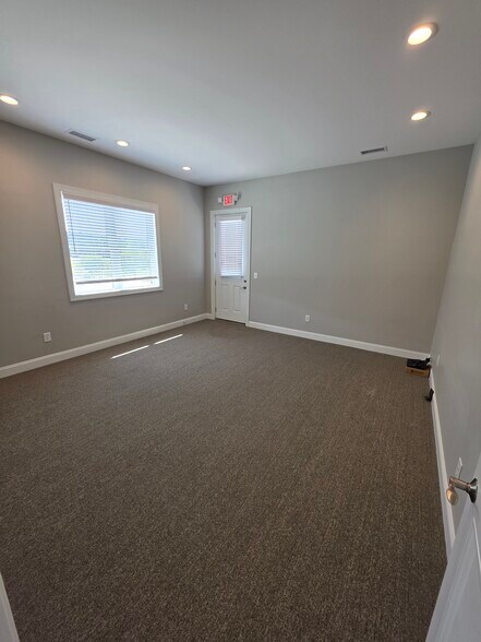 More Photos Of 196 Annette Dr, Benson Office For Sale