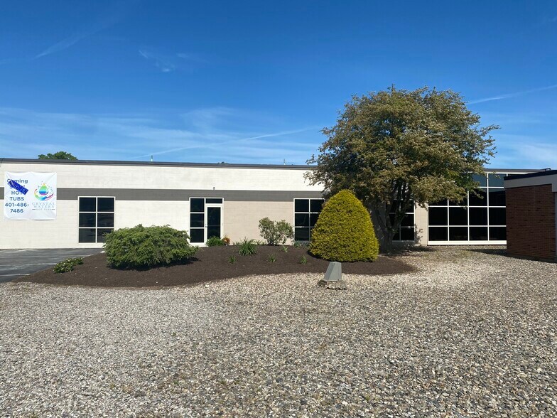 More Photos Of 487-501 Jefferson Blvd, Warwick Showroom For Lease