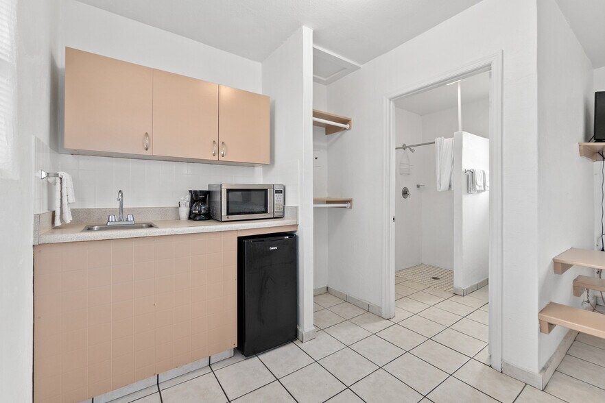 More Photos Of 801 Ridgewood Ave, Holly Hill Hotel For Sale