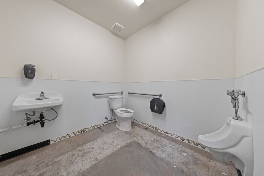 More Photos Of 2781 N Lamb Blvd, Las Vegas Distribution For Lease
