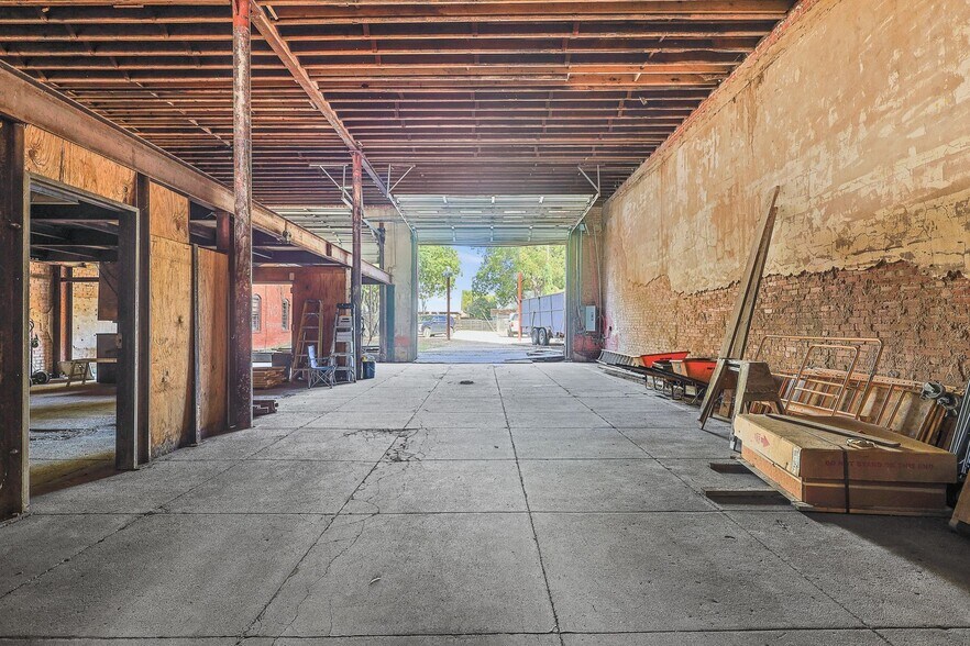 More Photos Of 125 S Waco St, Hillsboro Office For Sale