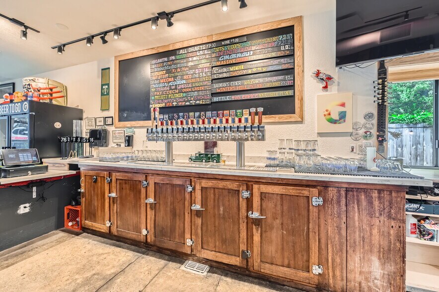 More Photos Of 4343 SE Hawthorne Blvd, Portland Restaurant For Sale