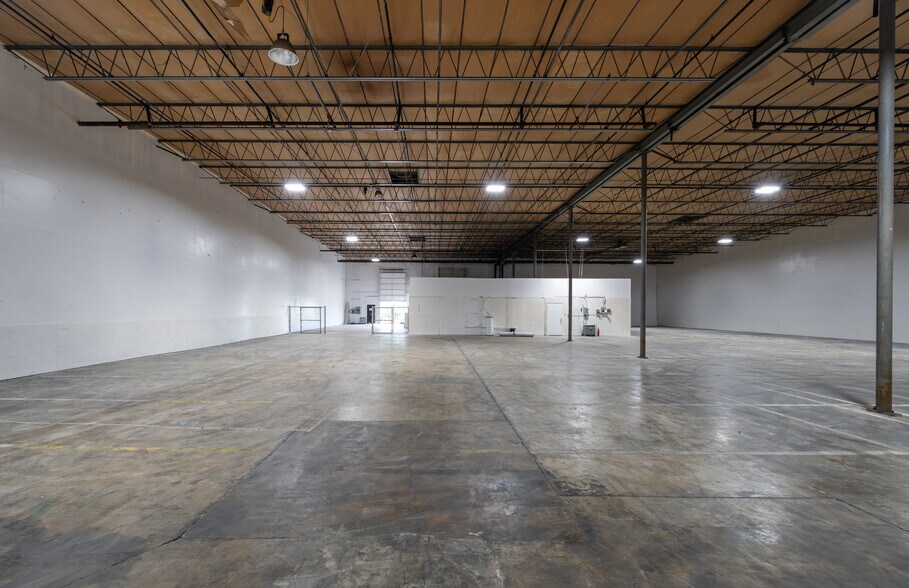 More Photos Of 6805 Stuart Ln S, Jacksonville Warehouse For Lease
