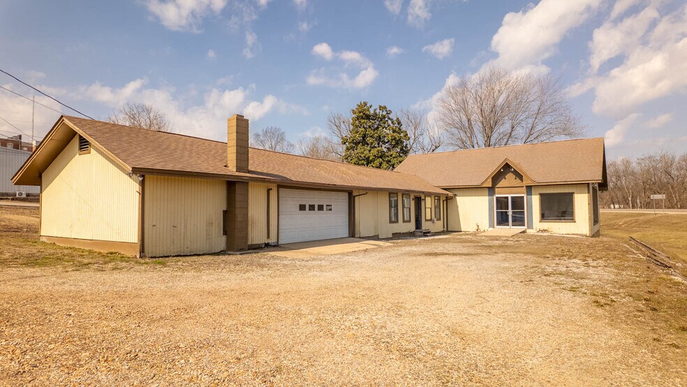 More Photos Of 105 E Couch St, Alton General Retail For Sale