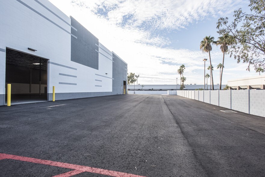 More Photos Of 2323 W Behrend Dr, Phoenix Warehouse For Lease