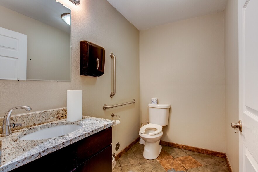More Photos Of 4081 Camelot Cir, Longmont Showroom For Sale