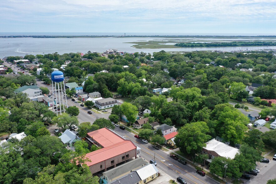 More Photos Of 1501 N Howe St, Southport Freestanding For Sale