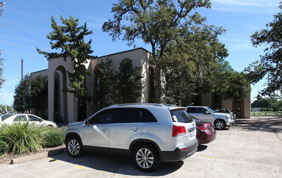 More Photos Of 2916 W TC Jester Blvd, Houston Office For Sale