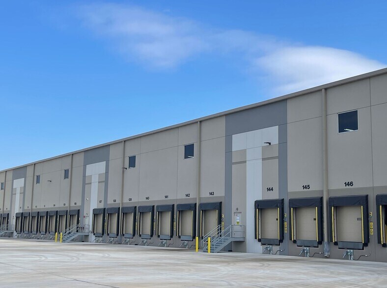 More Photos Of 8235 Plummer St, Houston Distribution For Lease