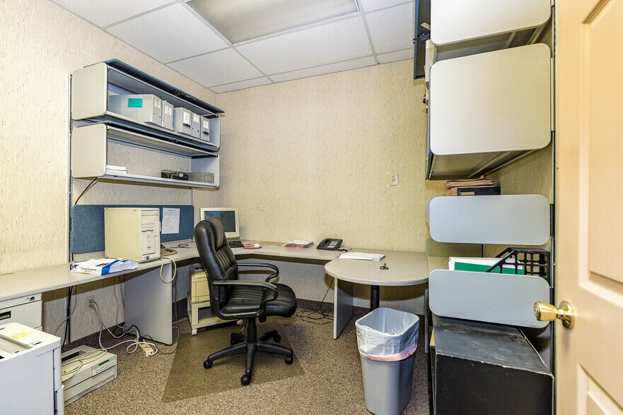 More Photos Of 18735 Ecorse Rd, Allen Park Office For Lease