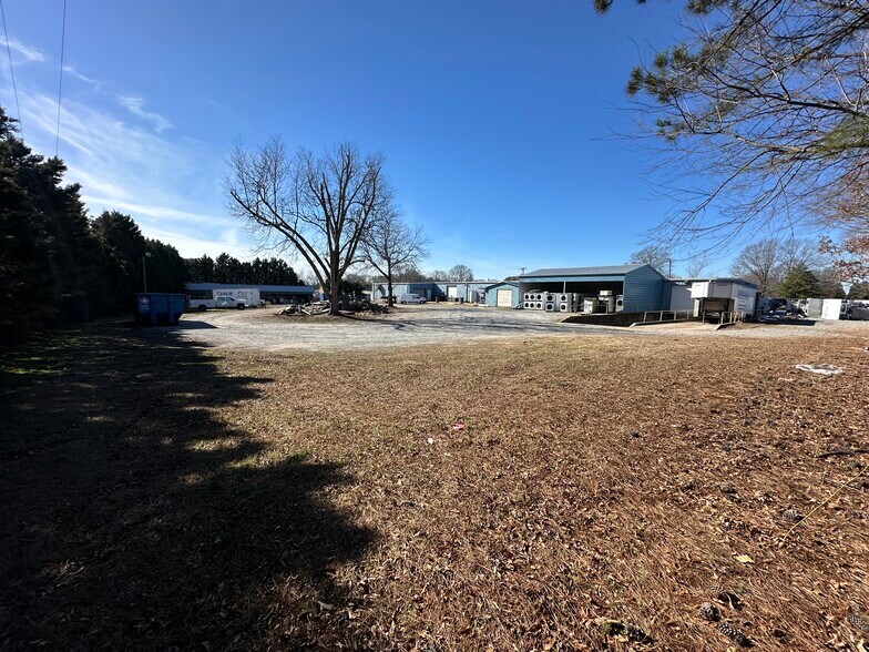 More Photos Of 705 N Main St, Belton Flex For Sale