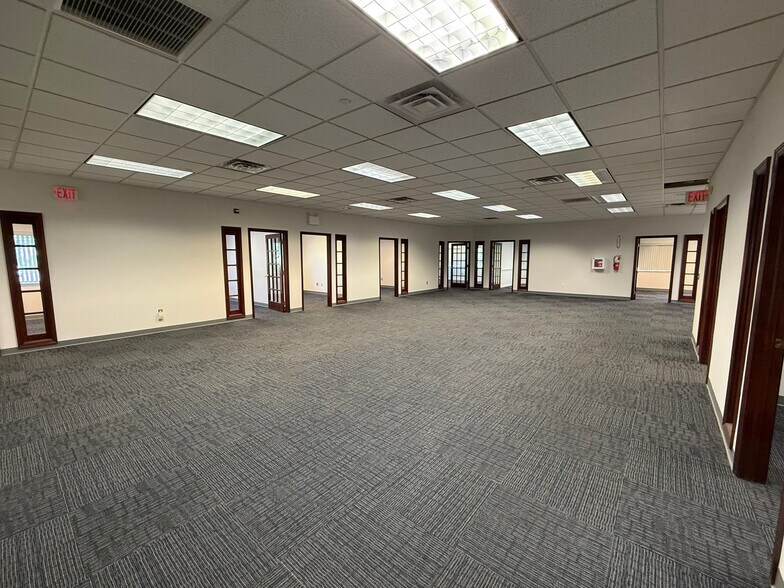 More Photos Of 200 Commerce Dr, Montgomeryville Warehouse For Lease