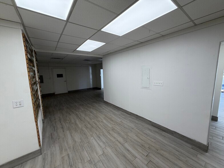 More Photos Of 505 W Hwy 90, Castroville Service Station For Lease