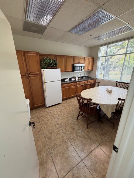 More Photos Of 681 Goodlette Rd N, Naples Medical For Sale