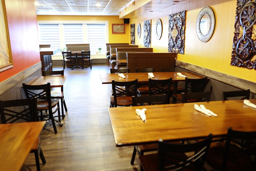 More Photos Of 909 Main St, Adel Bar For Sale