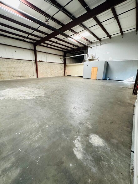 More Photos Of 1257-1273 Commons Ct, Clermont Warehouse For Lease