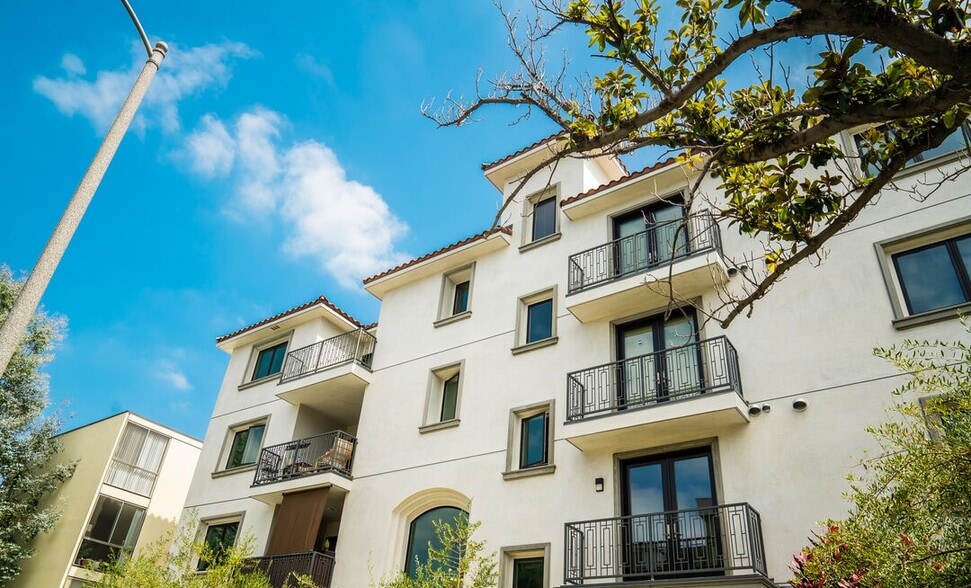 More Photos Of 1070 S Bedford St, Los Angeles Multifamily For Sale