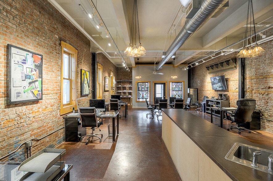 More Photos Of 1600 Locust St, Kansas City Storefront Retail Office For Sale