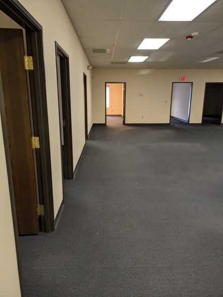 More Photos Of 1302 N Grand St, Hutchinson Flex For Lease