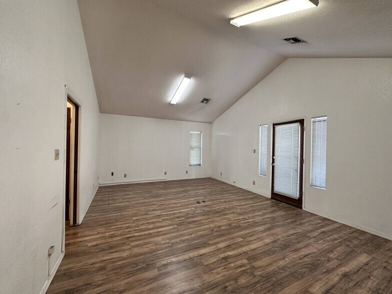 More Photos Of 1205 11th St, Reedley Storefront For Sale