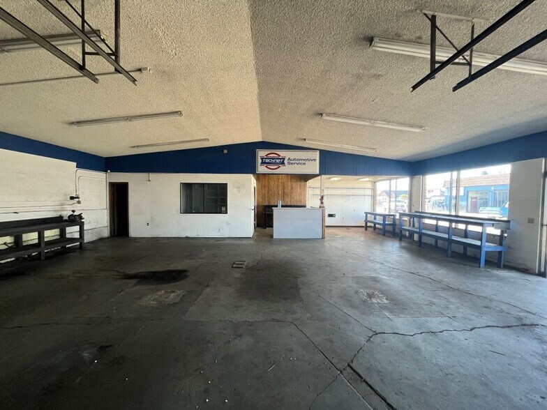 More Photos Of 235 SW Oak St, Hillsboro Auto Repair For Lease