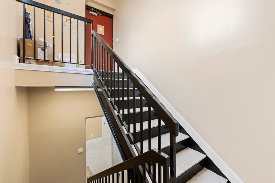 More Photos Of 2707 Hylan Blvd, Staten Island Office For Lease