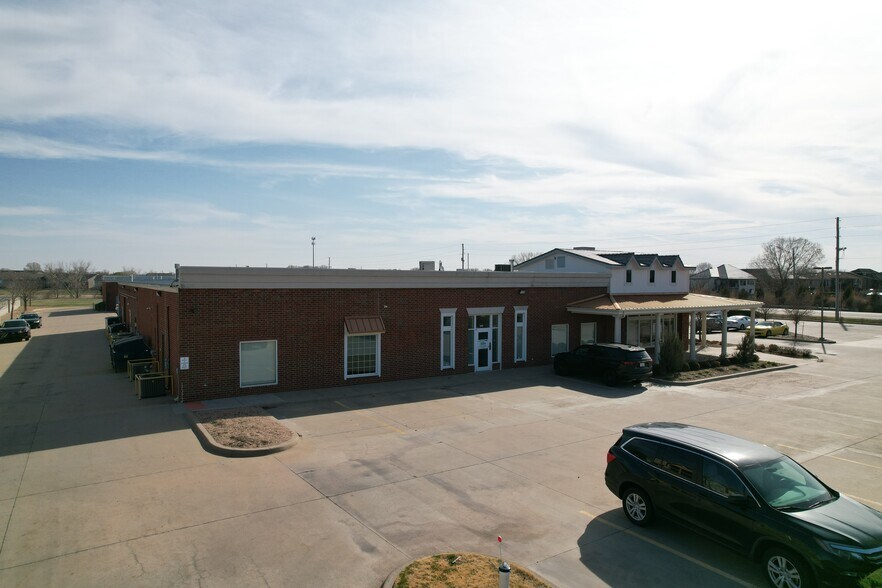 More Photos Of 3460 N Ridge Rd, Wichita Freestanding For Lease