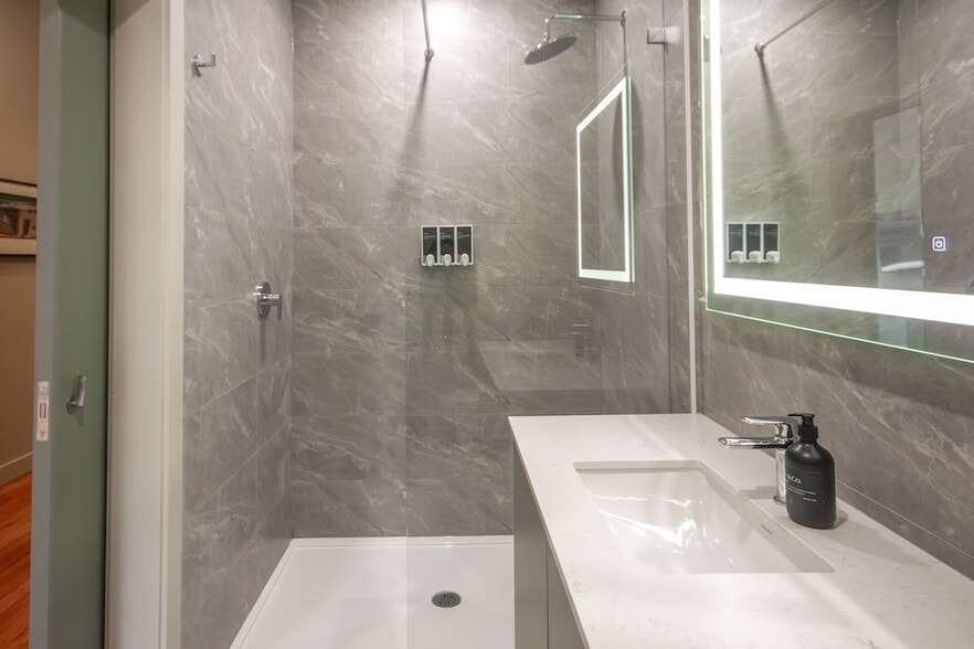 More Photos Of 211 Columbia St, Vancouver Hotel For Sale