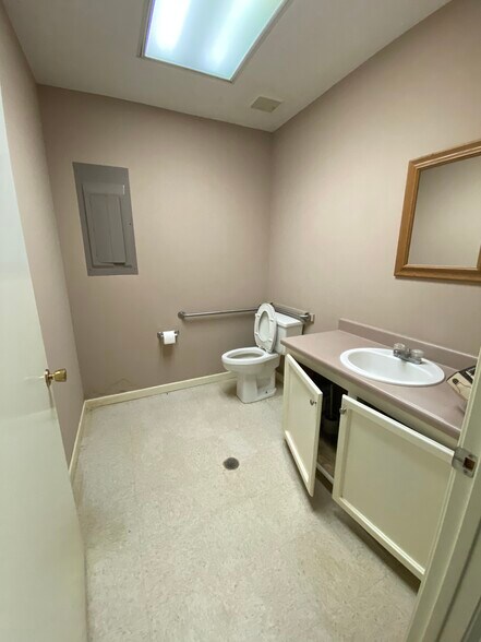 More Photos Of 232-236 Industrial Park Dr, Commerce Office For Lease