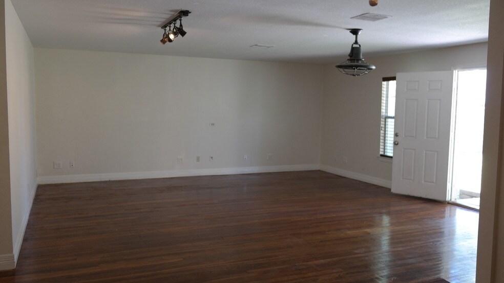 More Photos Of 1105 N Meyer Rd, Seabrook Office For Sale