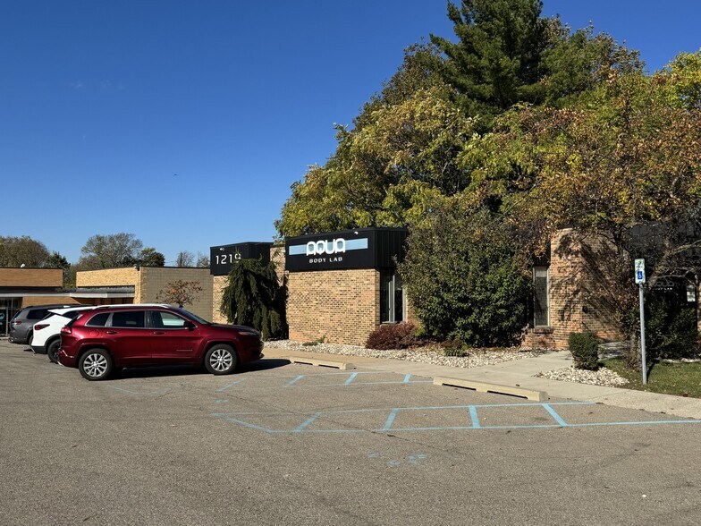 More Photos Of 1219 E Saginaw St, Lansing Medical For Lease