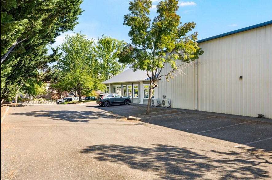 More Photos Of 385-389 Williamson Way, Ashland Flex For Sale