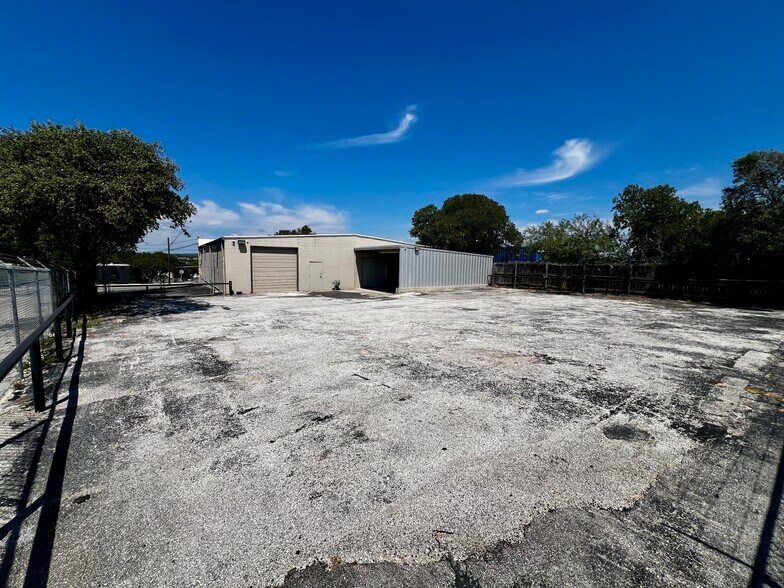 More Photos Of 11818 Warfield St, San Antonio Service For Lease