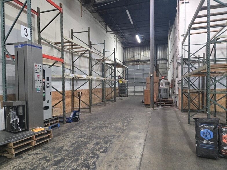 More Photos Of 830 Fairway Dr, Bensenville Distribution For Lease
