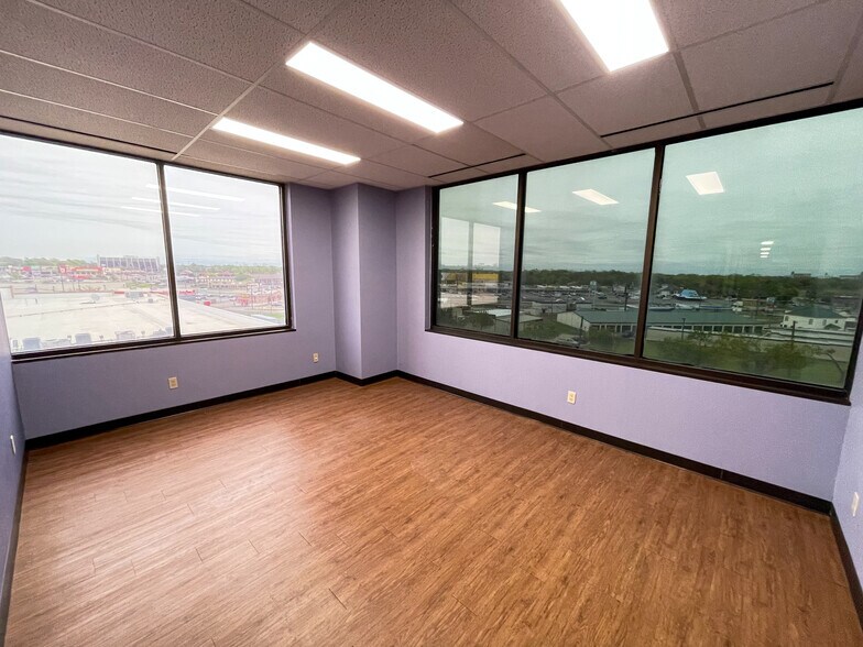 More Photos Of 600 E Taylor St, Sherman Office For Lease