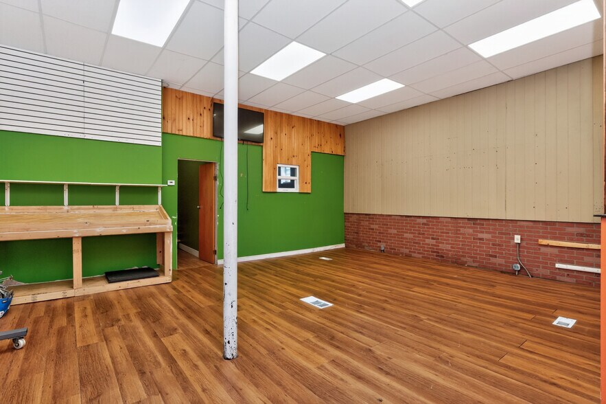 More Photos Of 41 Chestnut St, Amsterdam Storefront Retail Residential For Sale